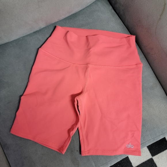 ALO Yoga Pants - Alo Yoga High Waist Biker Short (Strawberry)